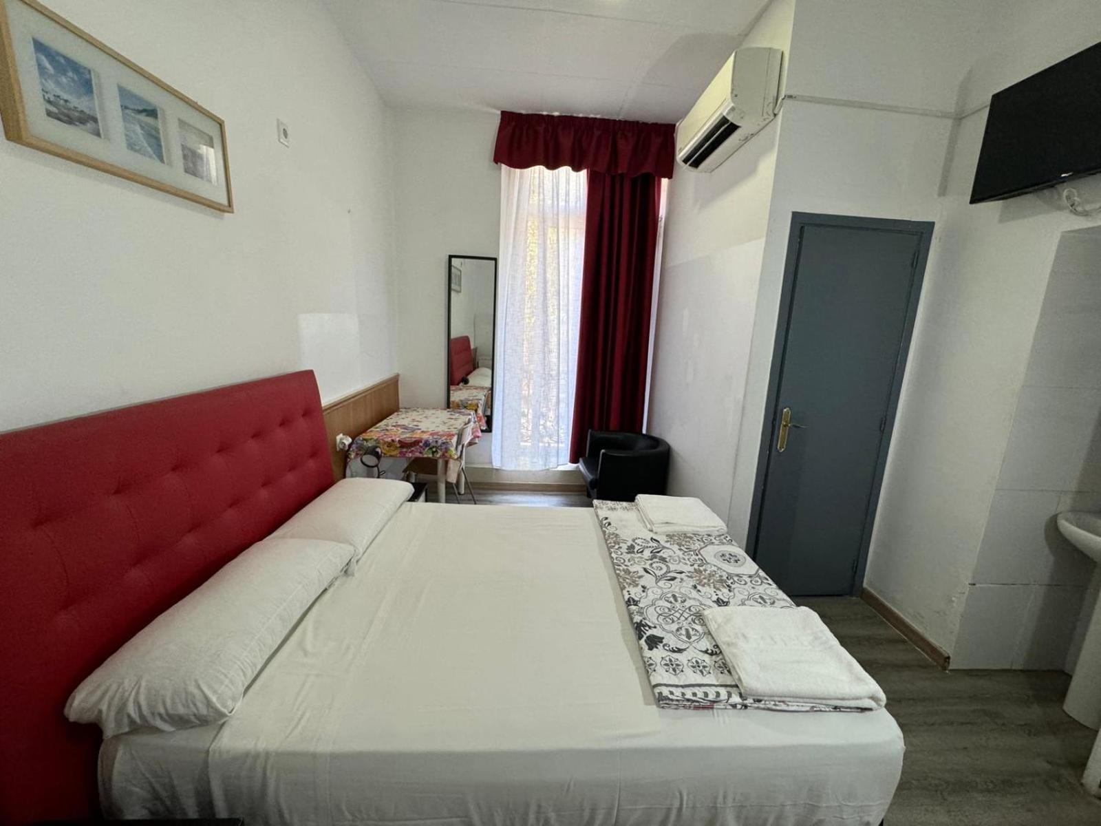 Hostal Mont Thabor Barcelona Zewnętrze zdjęcie