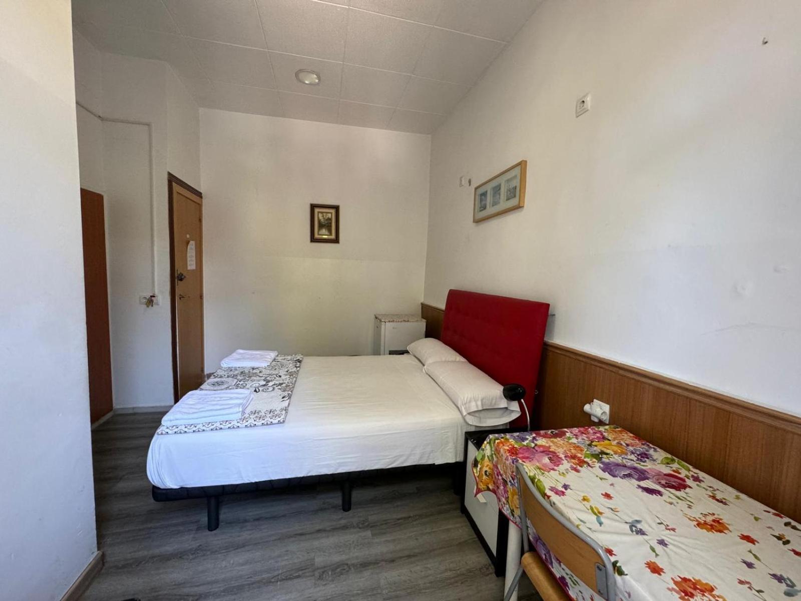 Hostal Mont Thabor Barcelona Zewnętrze zdjęcie