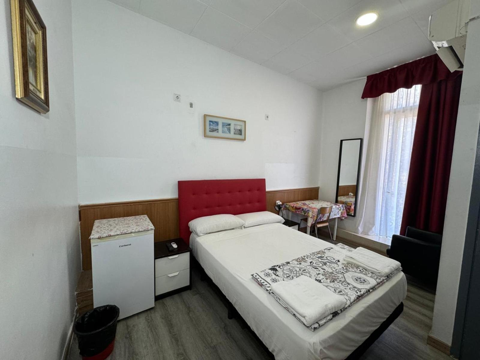 Hostal Mont Thabor Barcelona Zewnętrze zdjęcie