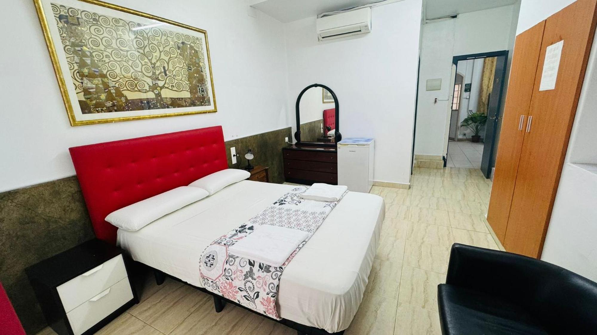 Hostal Mont Thabor Barcelona Zewnętrze zdjęcie