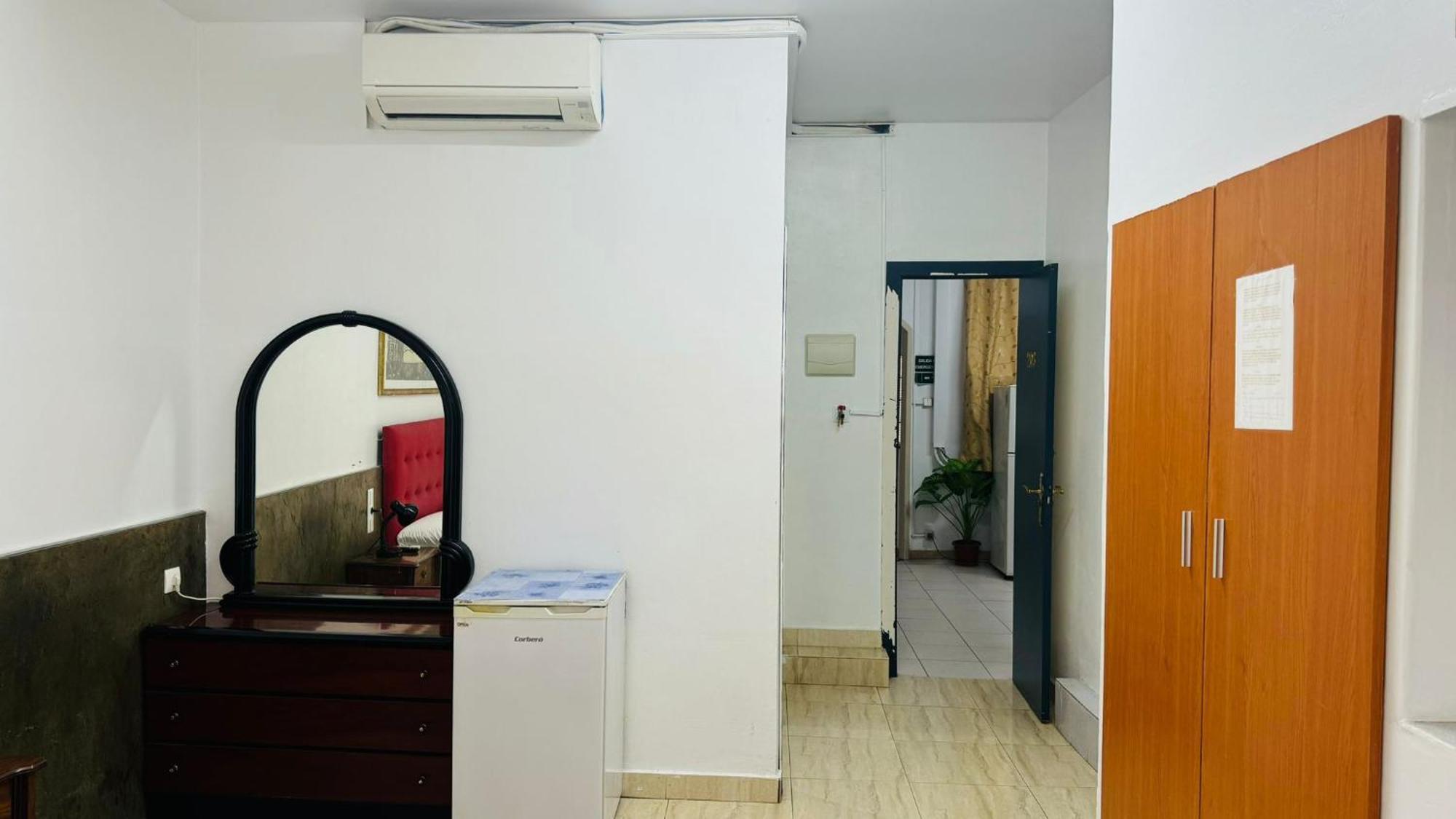 Hostal Mont Thabor Barcelona Zewnętrze zdjęcie