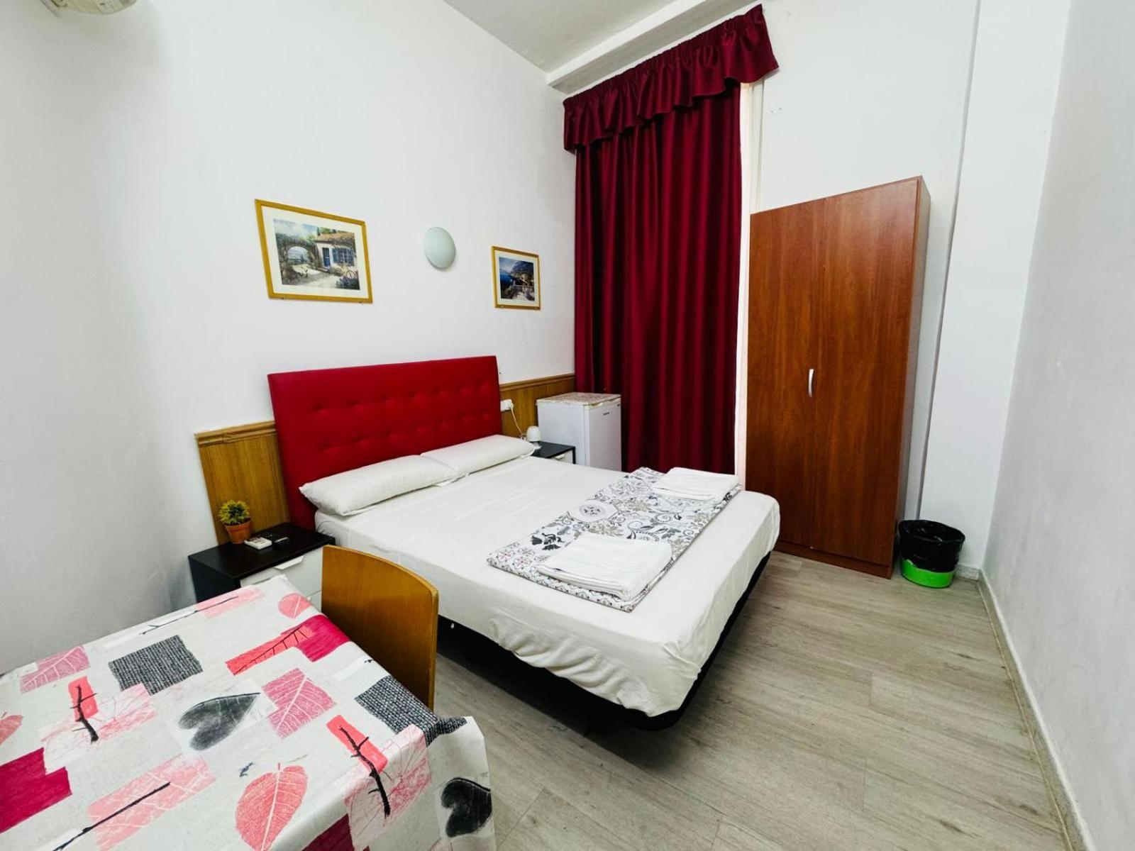 Hostal Mont Thabor Barcelona Zewnętrze zdjęcie