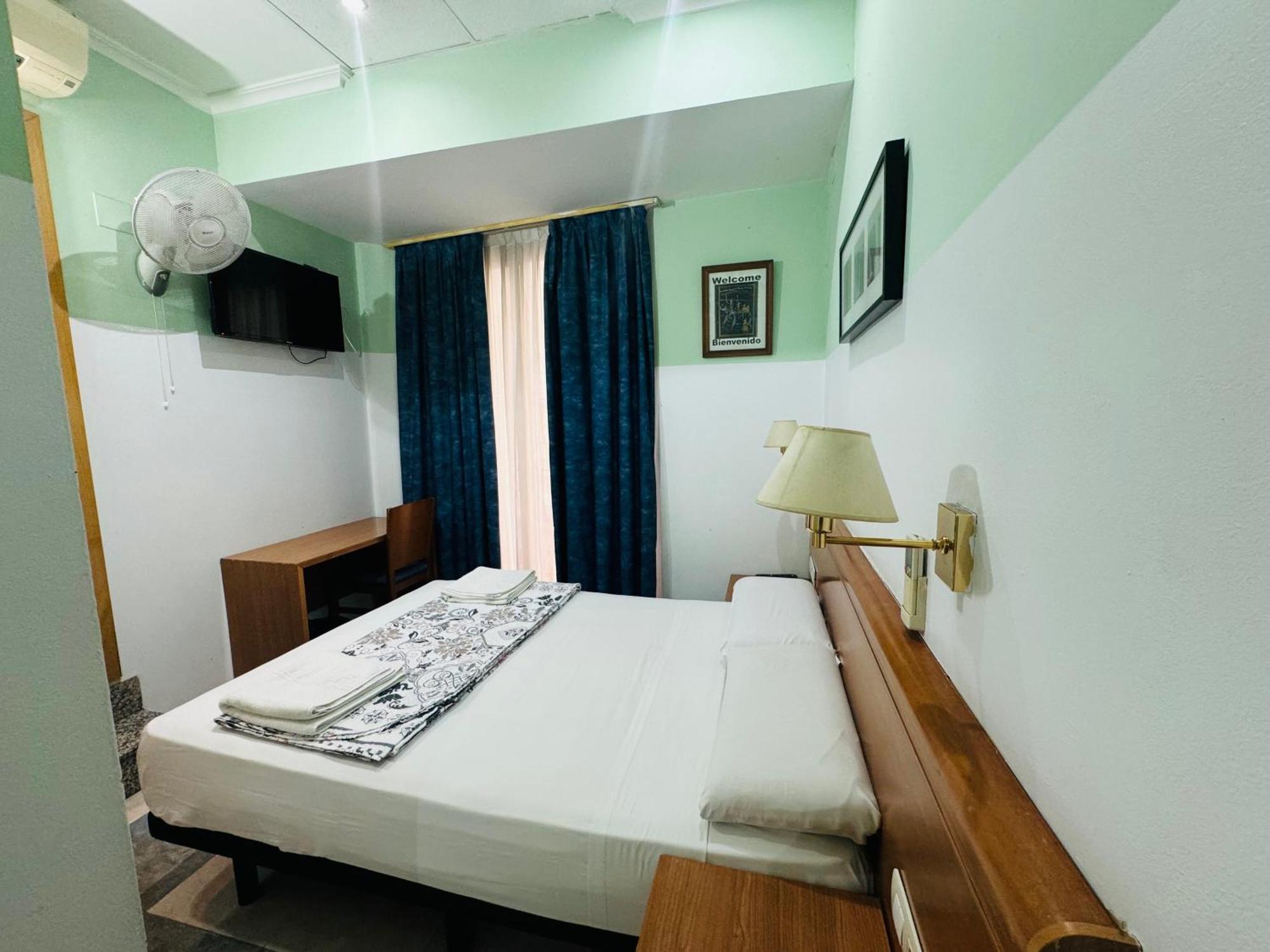 Hostal Mont Thabor Barcelona Zewnętrze zdjęcie