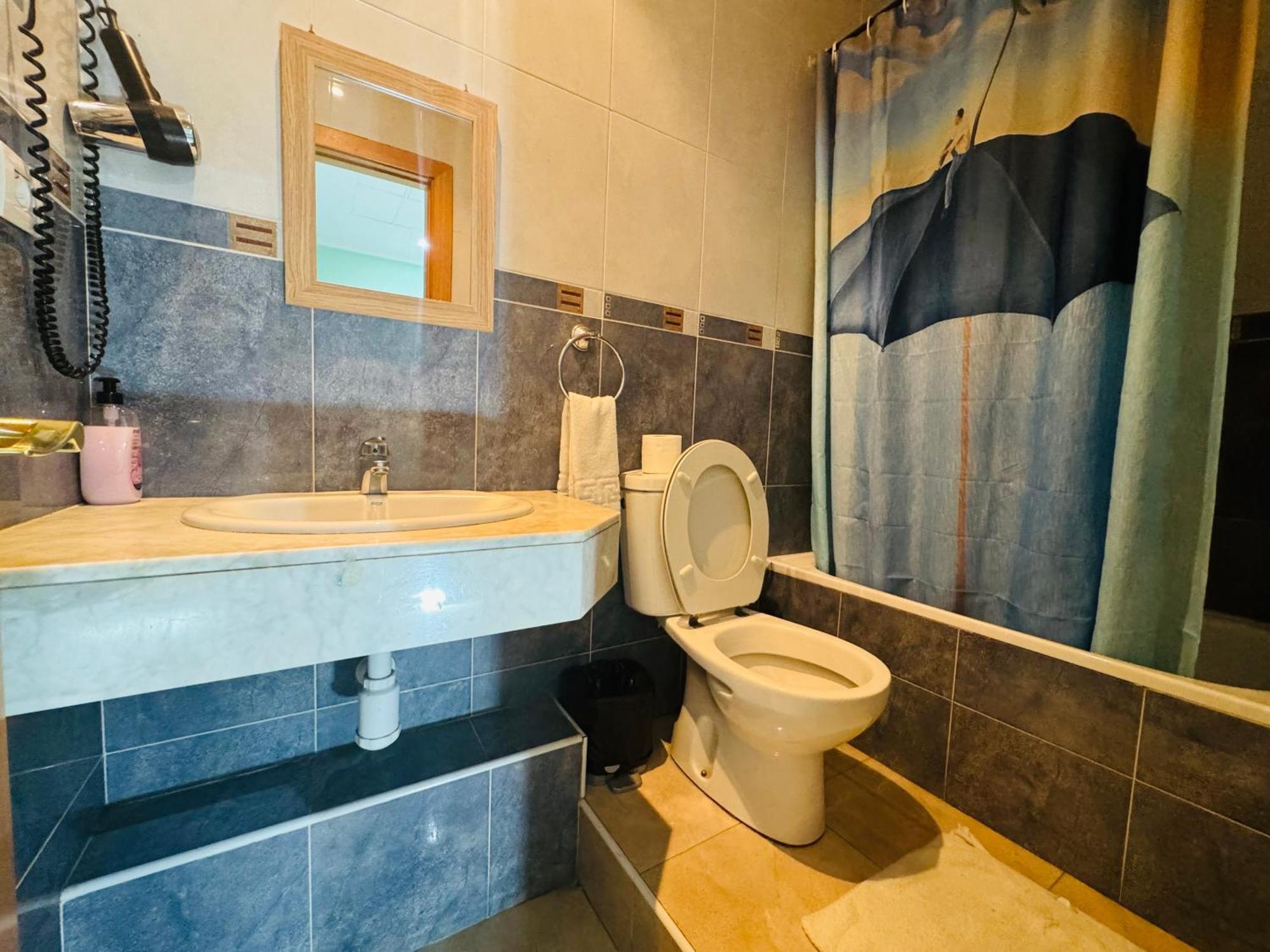 Hostal Mont Thabor Barcelona Zewnętrze zdjęcie