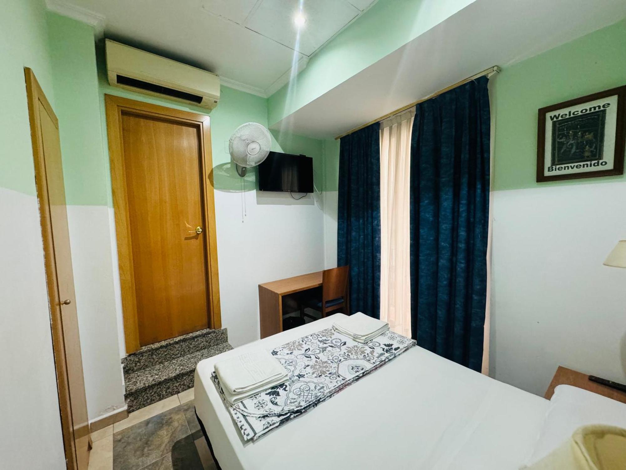 Hostal Mont Thabor Barcelona Zewnętrze zdjęcie