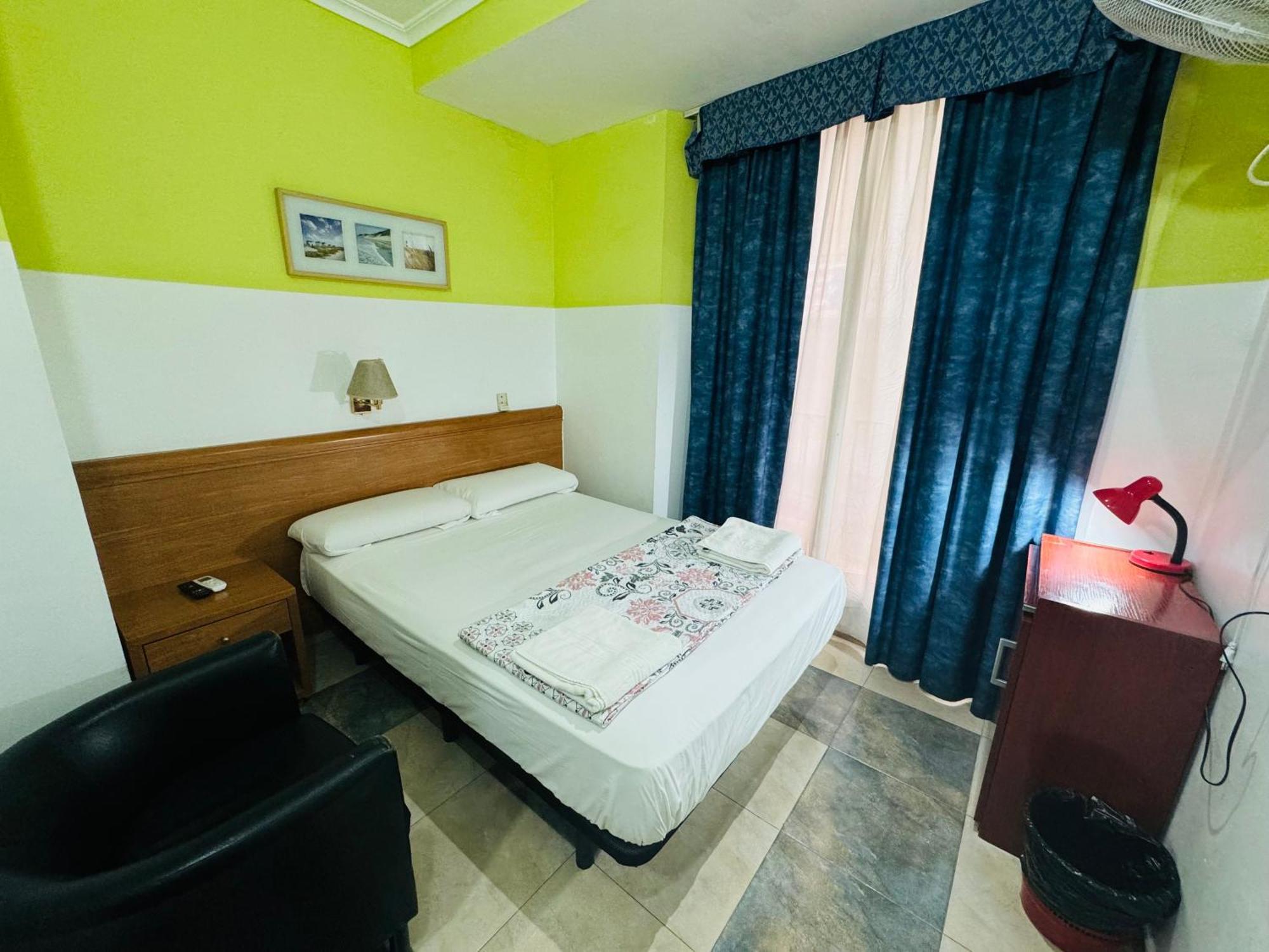Hostal Mont Thabor Barcelona Zewnętrze zdjęcie