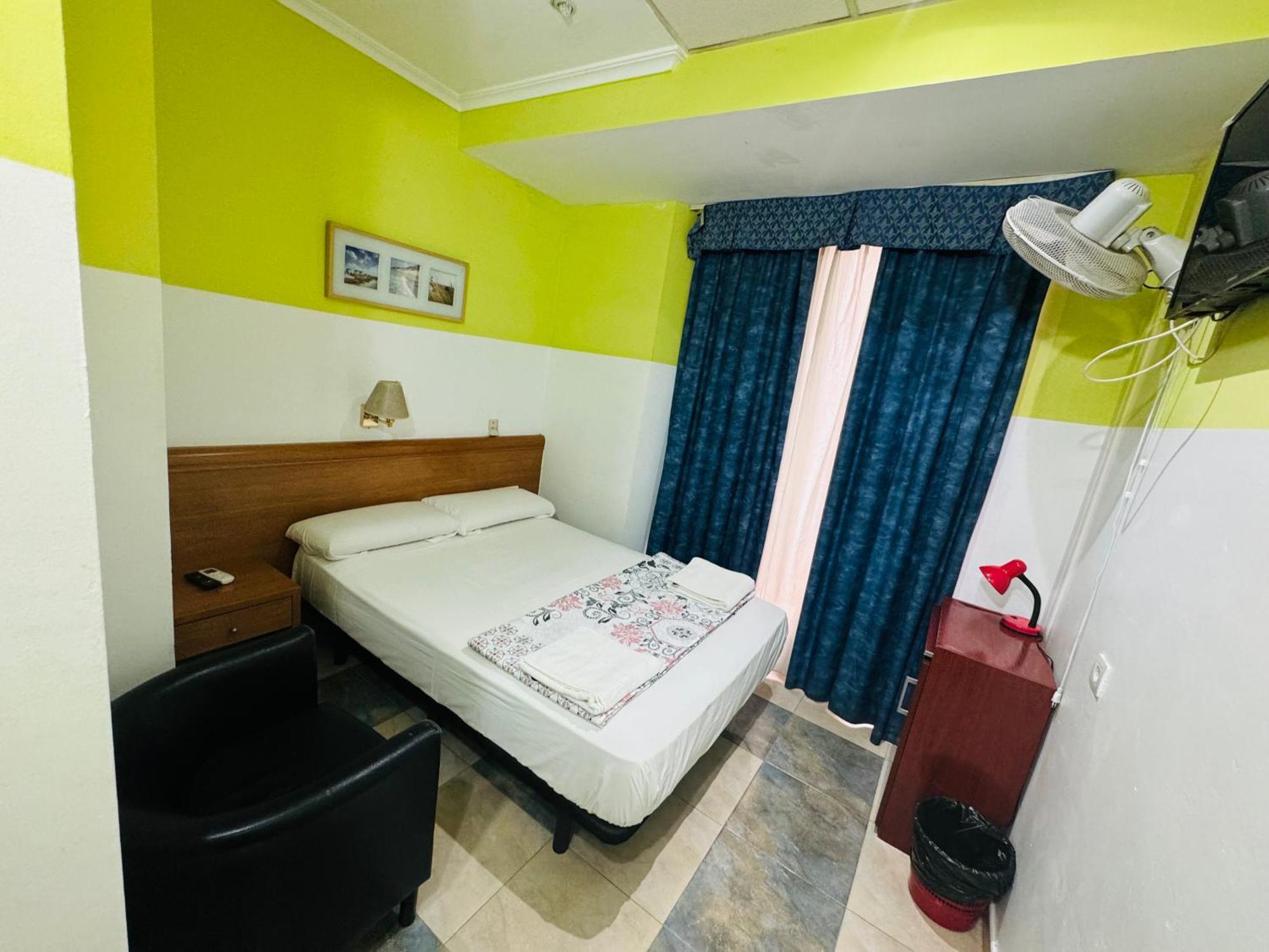 Hostal Mont Thabor Barcelona Zewnętrze zdjęcie
