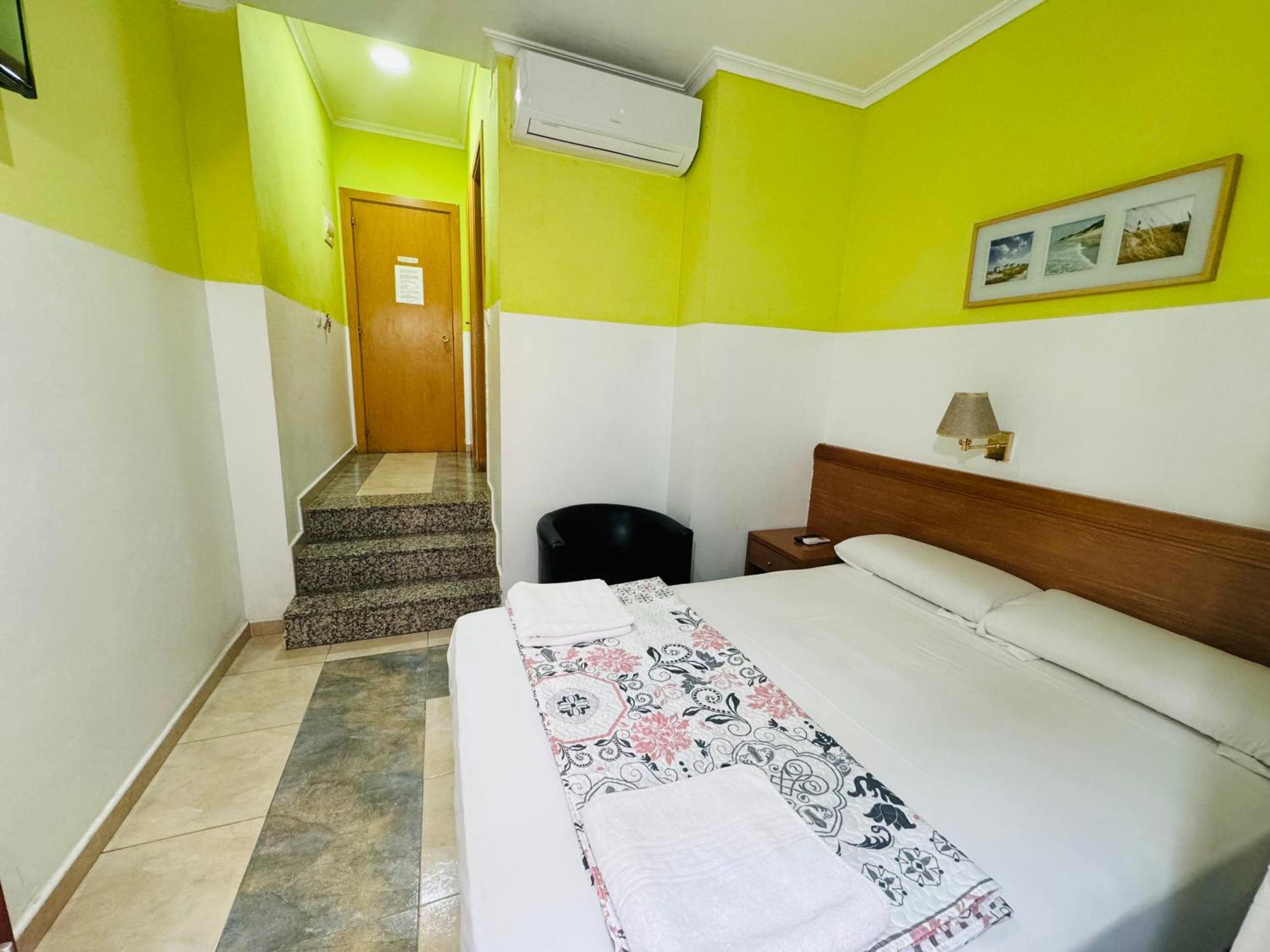 Hostal Mont Thabor Barcelona Zewnętrze zdjęcie