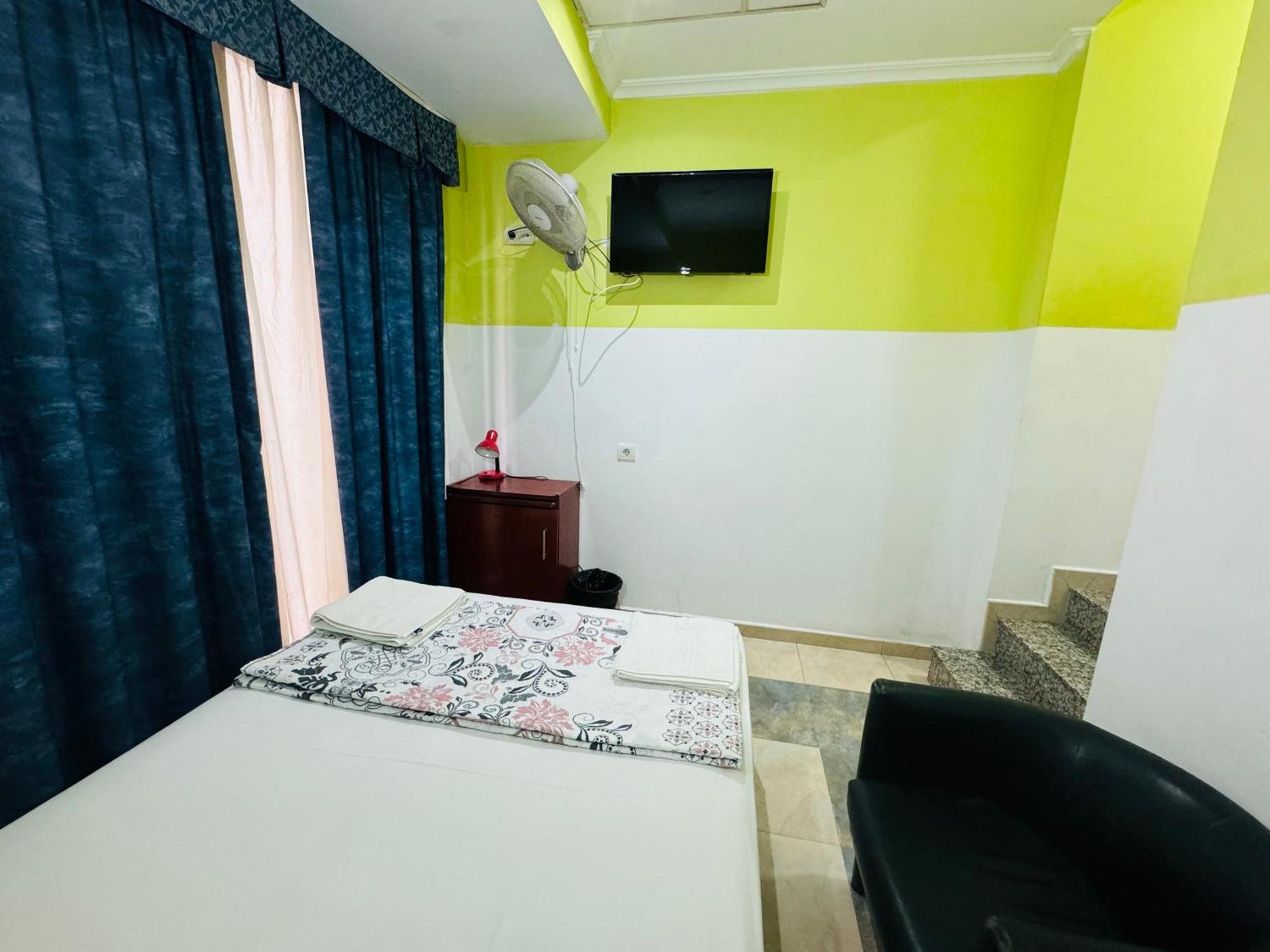 Hostal Mont Thabor Barcelona Zewnętrze zdjęcie