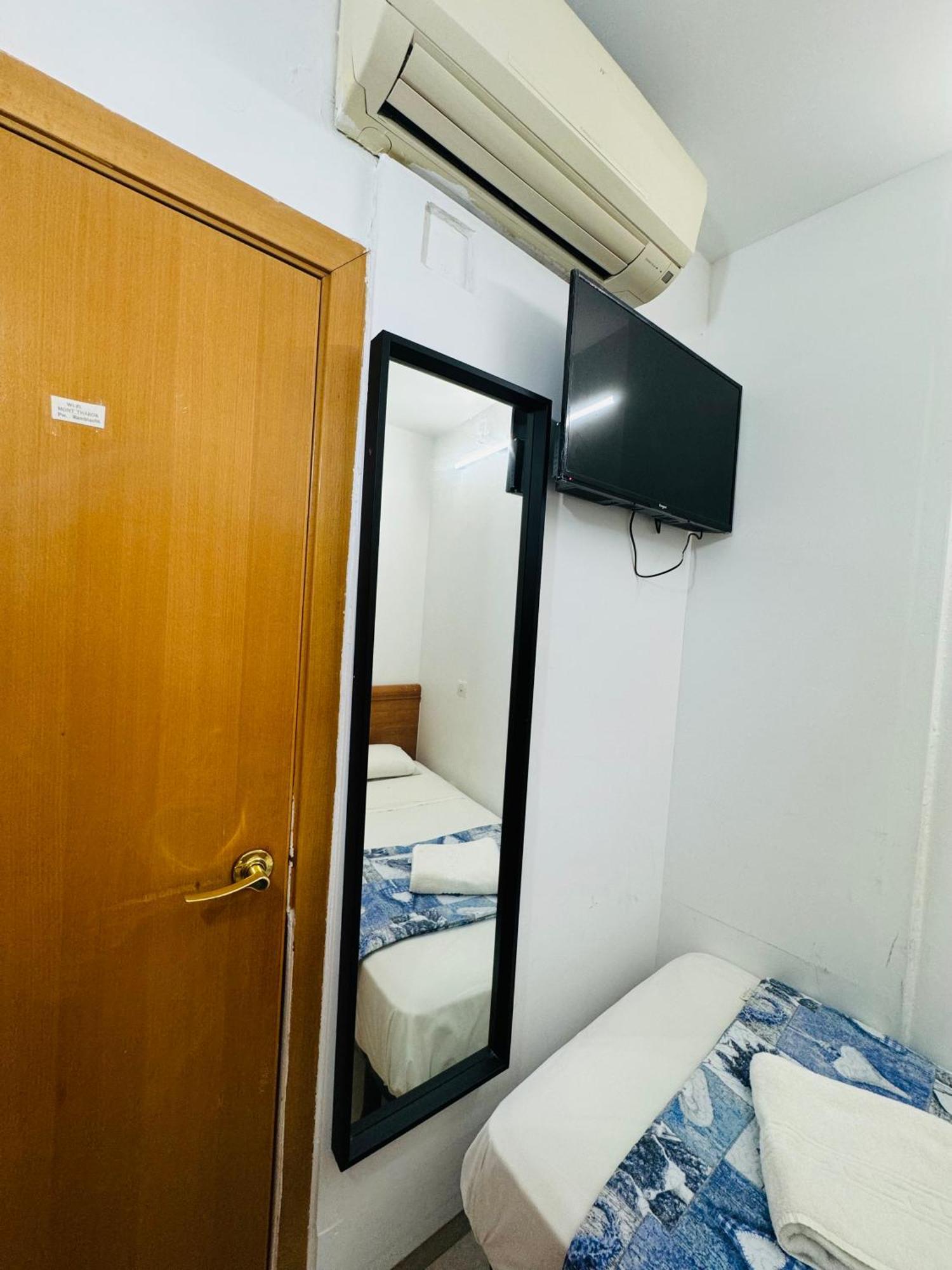 Hostal Mont Thabor Barcelona Zewnętrze zdjęcie