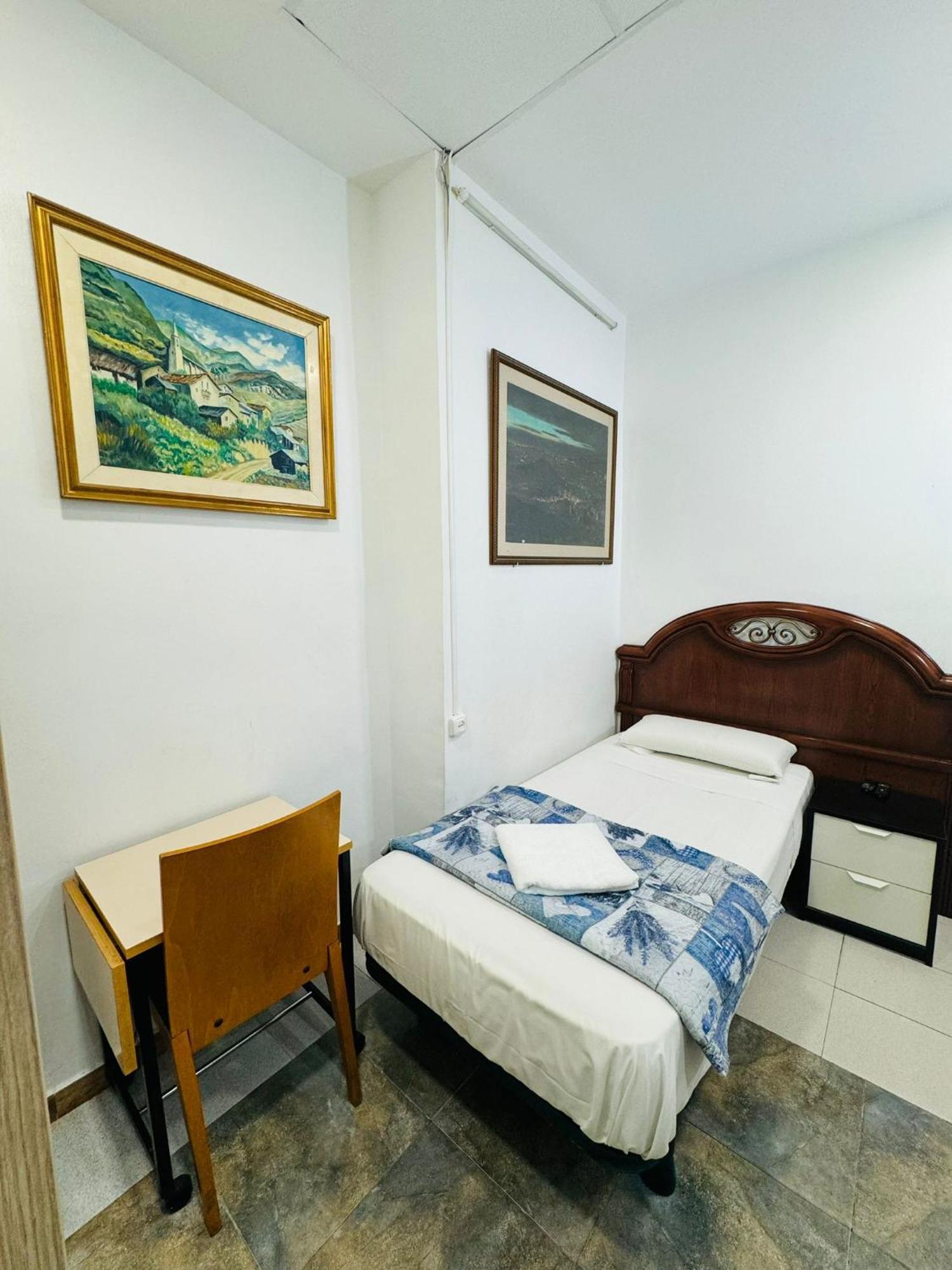 Hostal Mont Thabor Barcelona Zewnętrze zdjęcie