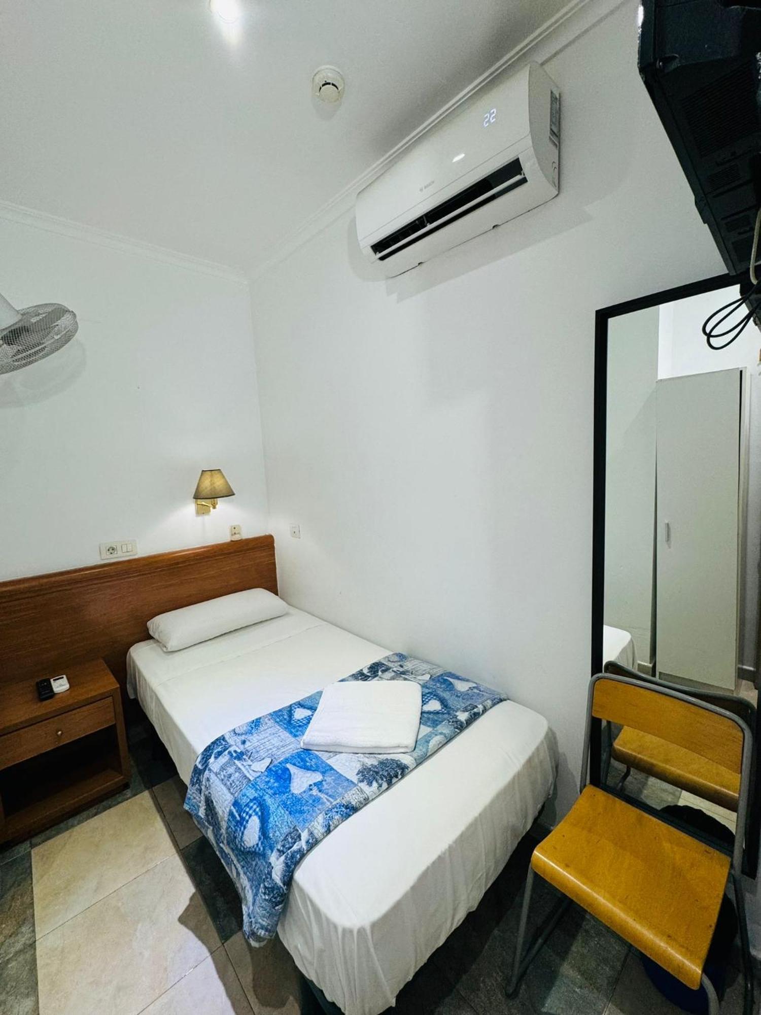 Hostal Mont Thabor Barcelona Zewnętrze zdjęcie