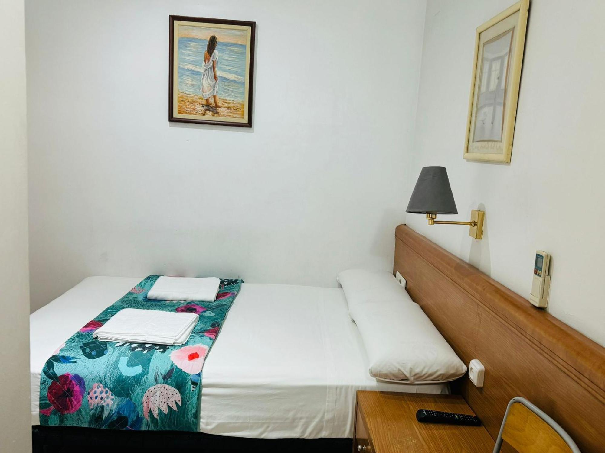 Hostal Mont Thabor Barcelona Zewnętrze zdjęcie