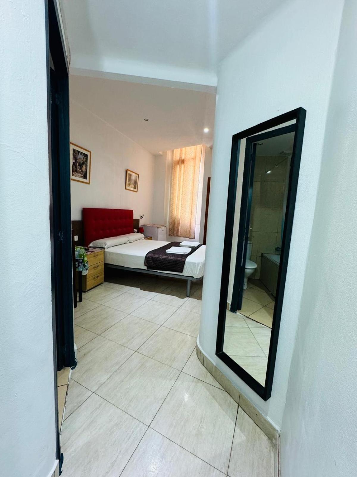 Hostal Mont Thabor Barcelona Zewnętrze zdjęcie