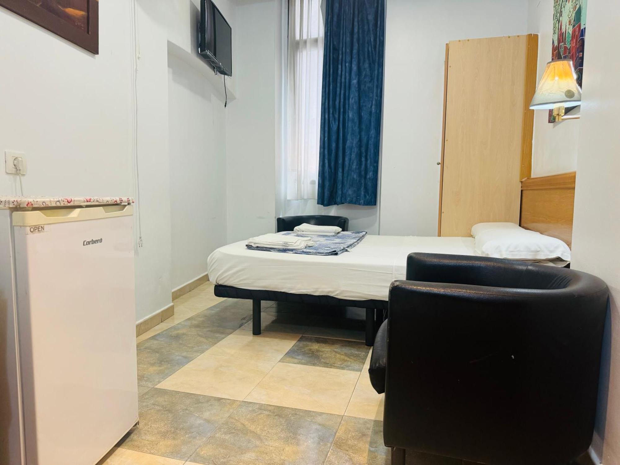 Hostal Mont Thabor Barcelona Zewnętrze zdjęcie