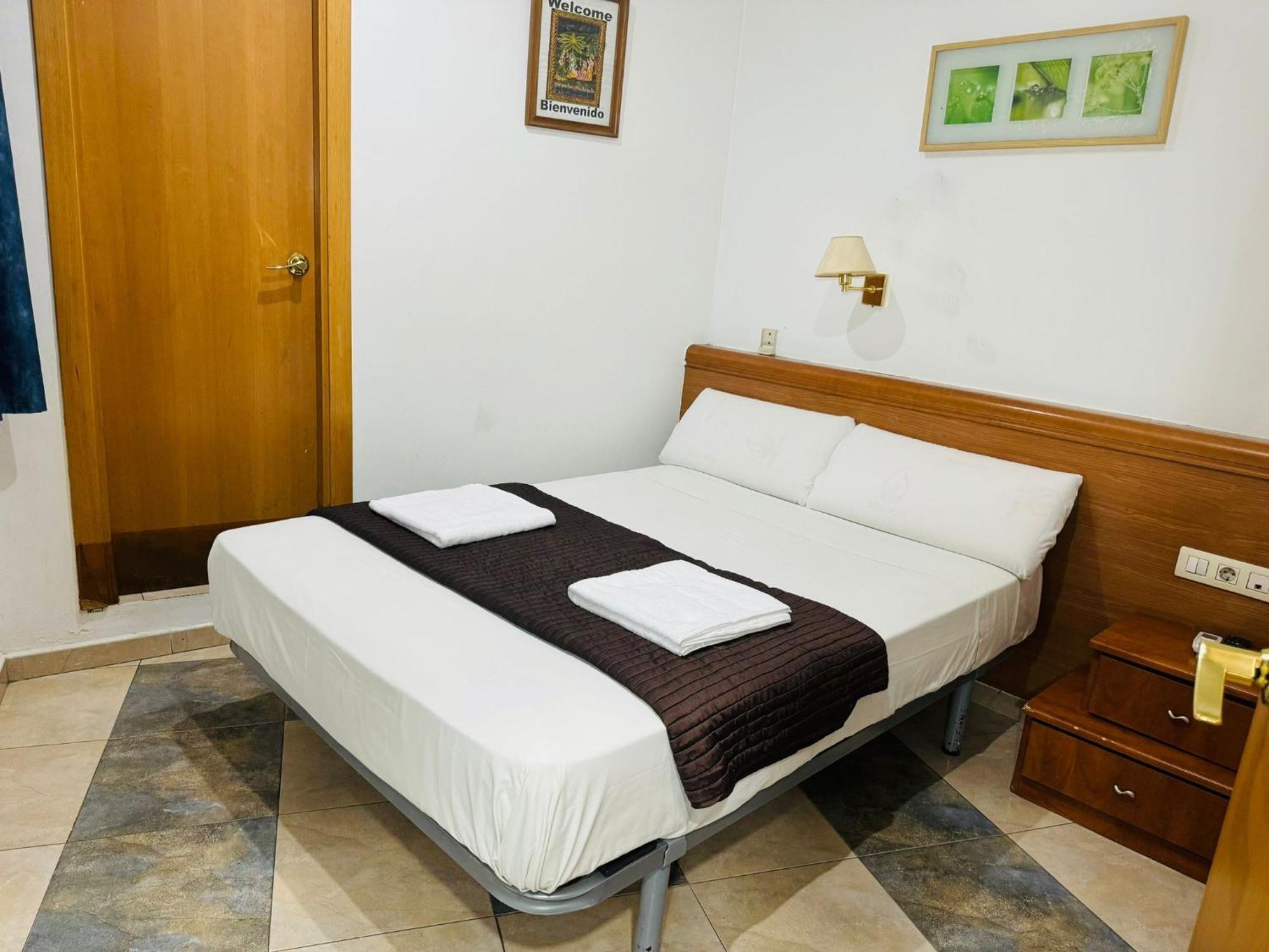 Hostal Mont Thabor Barcelona Zewnętrze zdjęcie