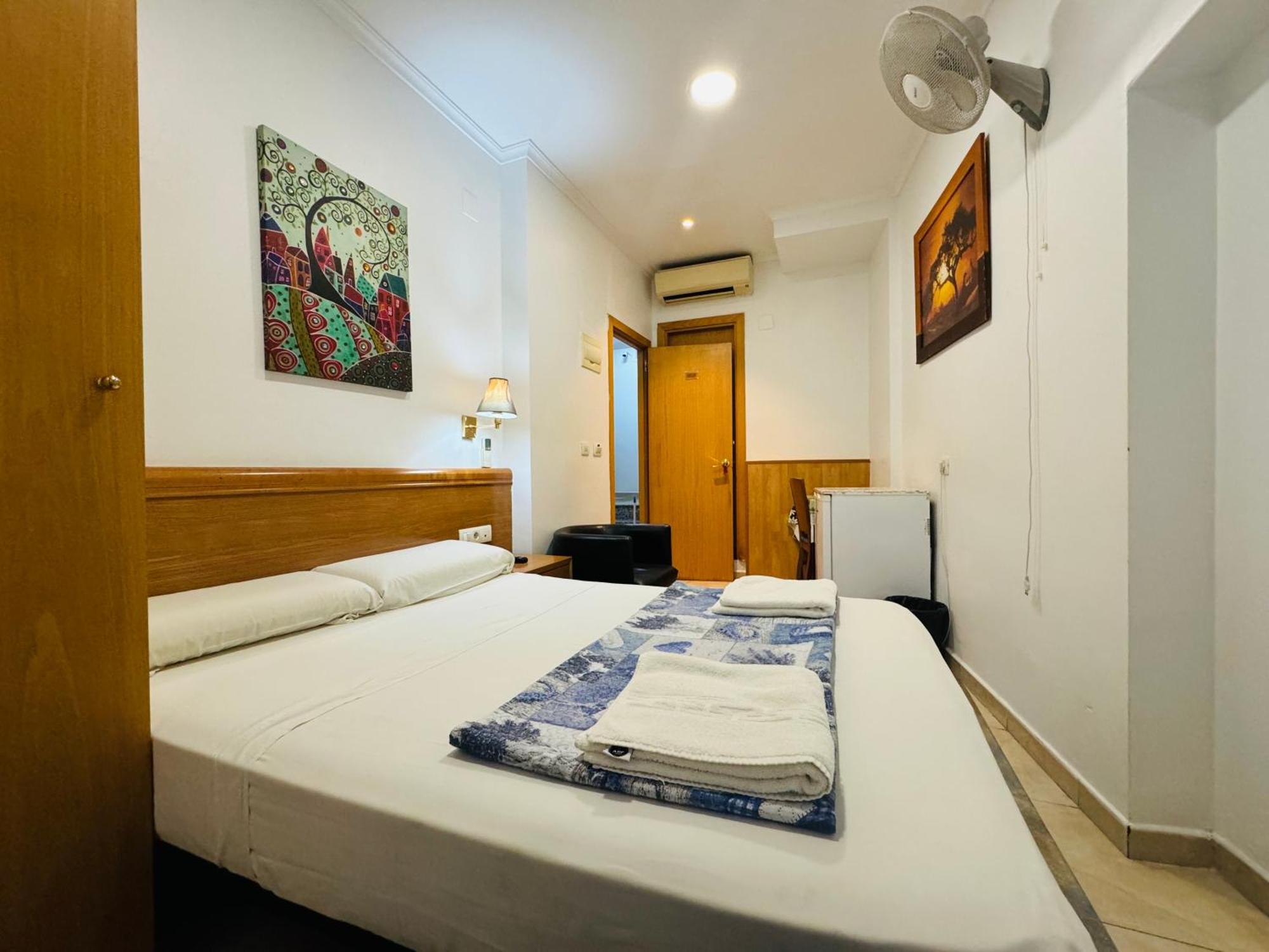 Hostal Mont Thabor Barcelona Zewnętrze zdjęcie