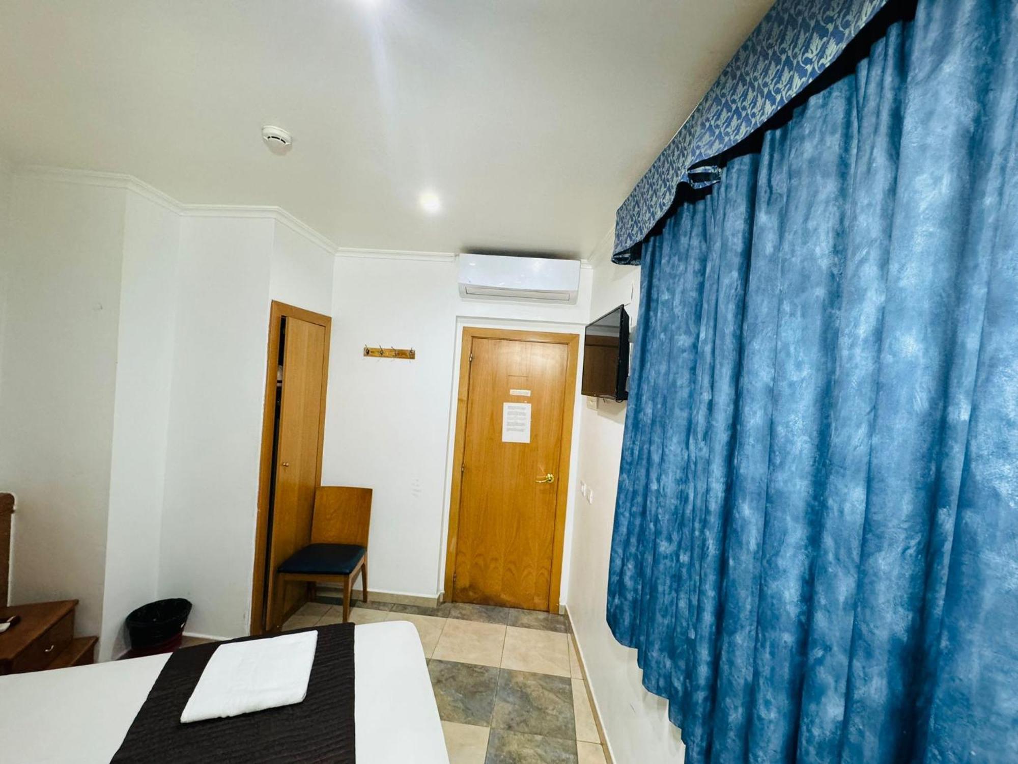 Hostal Mont Thabor Barcelona Zewnętrze zdjęcie